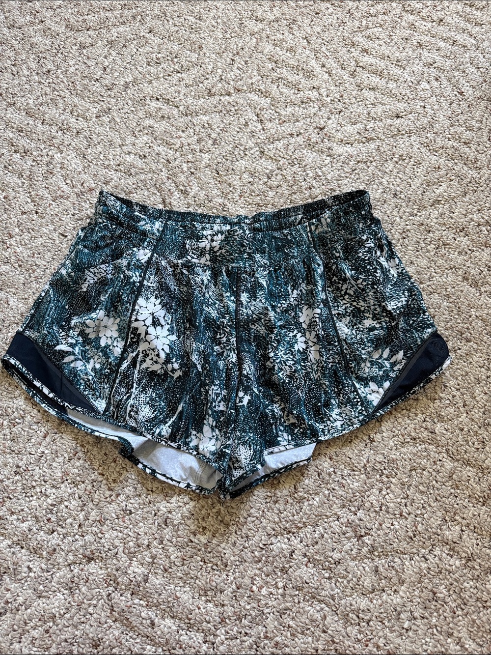 Lululemon Hotty Hot Shorts 4in